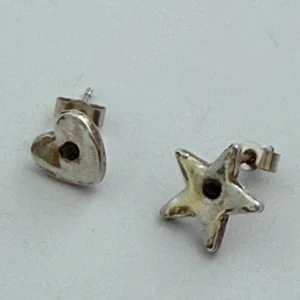Star and heart mismatched stud earrings